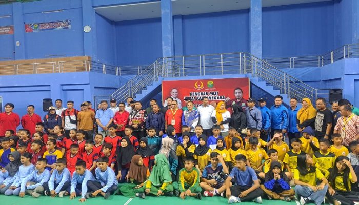 Peserta O2SN jenjang SD Se Kukar saat foto bersama disela sela acara pembukaan.