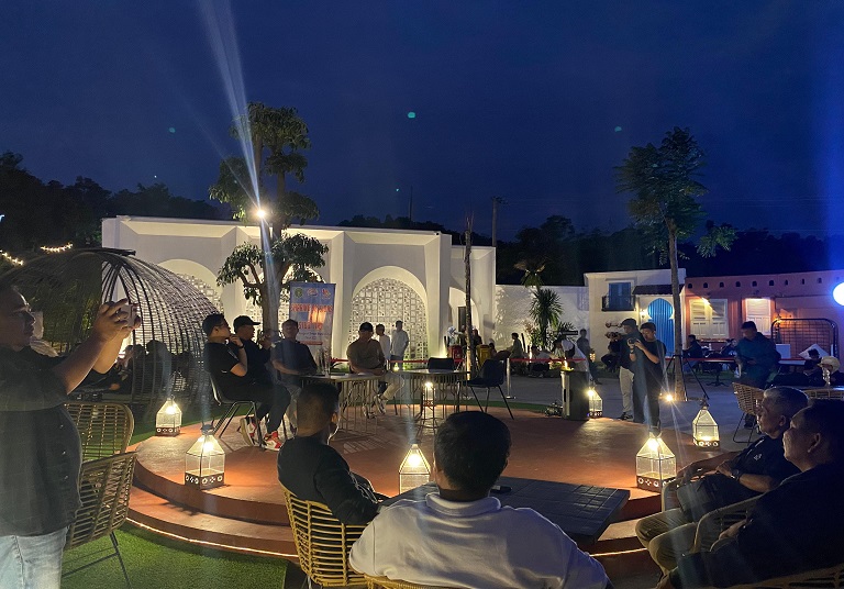 Suasana studi tiru dan sharing session Dispar Kukar di tempat wisata Obelix Sea View Kabupaten Gunung Kidul, Yogyakarta, Jumat (7/6/24) malam.