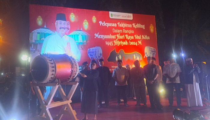 Pelepasan ini ditandai dengan pemukulan beduk dan pengangkatan bendera start di Halaman Masjid Agung Sultan Sulaiman Tenggarong