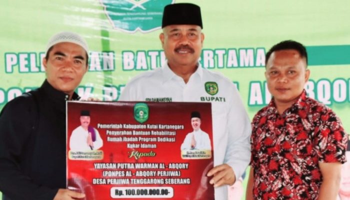 Bupati Edi Damansyah Serahkan Bantuan Dana Operasional Yayasan Putra Warman Al Abqory Senilai Rp100 Juta