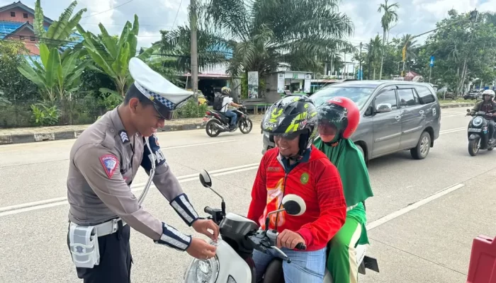 Operasi Patuh Mahakam 2024, Satlantas Polres Kukar Bagikan Stiker Tertib Bekendara
