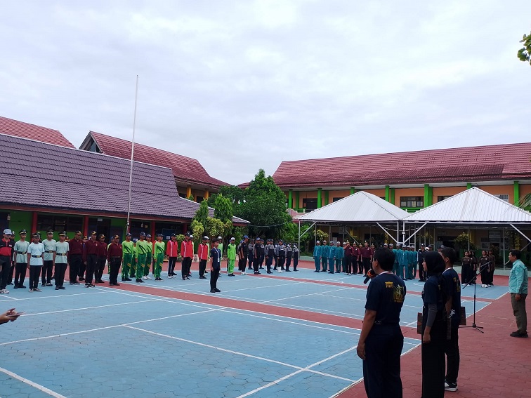 Sekolah Menengah Pertama (SMP) Negeri 2 Tenggarong menggelar Lomba Ketangkasan Baris Berbaris (LKBB) tingkat SMP dan SMA pada Sabtu dan Minggu, 13-14 Juli 2024