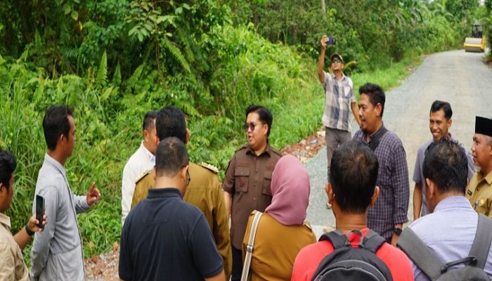 “Gelombang Darat” di Tama Pole Mulai Bisa Diatasi, Wabup Kukar Tinjau Langsung Kondisi Jalan