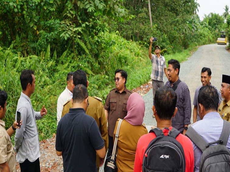 Wakil Bupati Kukar, Rendi Solihin memantau langsung kondisi jalan yang sudah selesai diperbaiki.