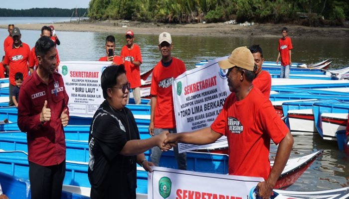 Nelayan di Anggana dan Muara Badak ‘Full Senyum’ Terima Bantuan dari Pemkab Kukar