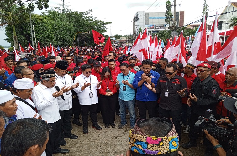 Edi Damansyah dan Rendi Solihin bersama para pendukungnya sesaat sebelum mendaftar ke KPU Kukar