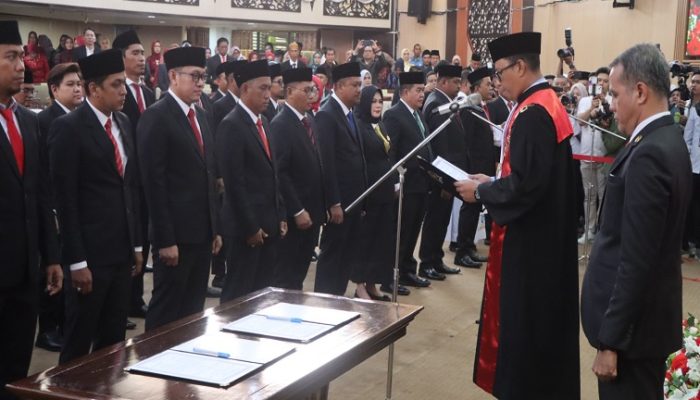 Sebanyak 44 Anggota DPRD Kukar Resmi Dilantik, Bupati Edi Ucapkan Selamat