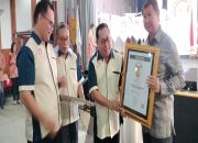 Prabowo Subianto Terima Pin Emas dari SMSI atas Dedikasinya Jaga Demokrasi