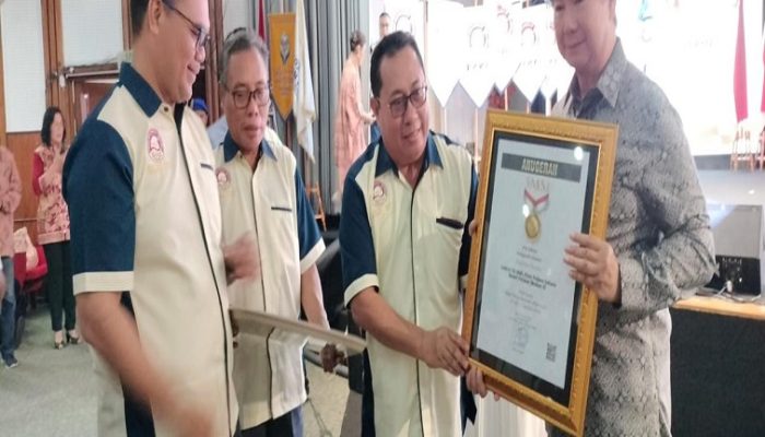 Prabowo Subianto Terima Pin Emas dari SMSI atas Dedikasinya Jaga Demokrasi