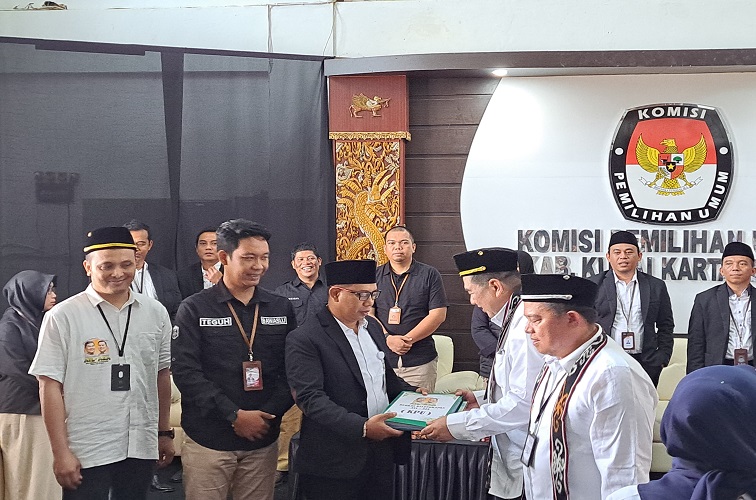 Pasangan AYL-AZA saat mendaftar ke KPU Kukar