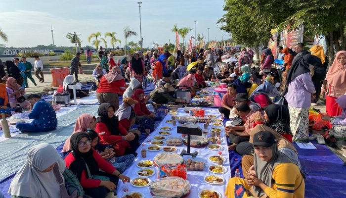 Ratusan Masyarakat Ikut Meriahkan Acara Beseprah Rangkaian Erau Adat Kutai 2024