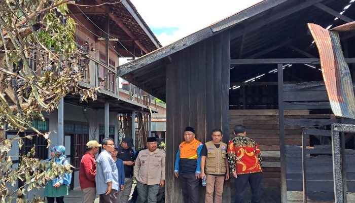 Bupati Edi Tinjau Lokasi Kebakaran di Jalan Gunung Belah Loa Ipuh