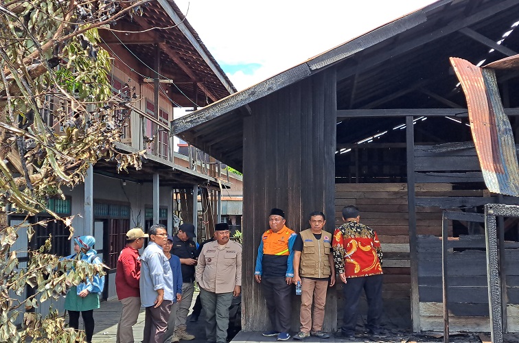 Menijau lokasi kebakaran