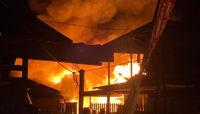 17 Rumah di Gang Kita Jua Gunung Belah Tenggarong Terbakar