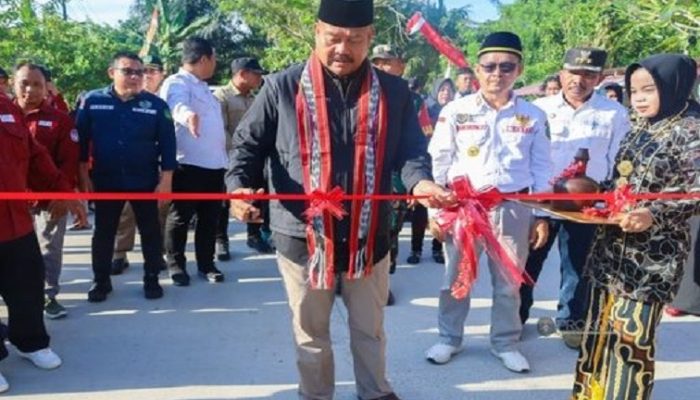 Bupati Kukar Resmikan Jalan di Desa Tanjung Batu Tenggarong Seberang