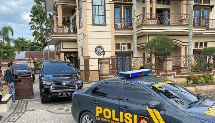 Geledah Rumah AI Mantan Pejabat Kukar, KPK Bawa Satu Koper