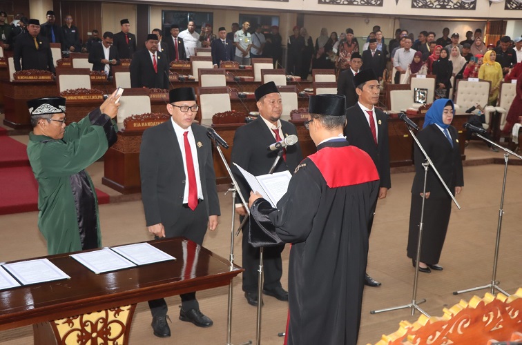 Pelantikan unsur pimpinan DPRD Kutai Kartanegara