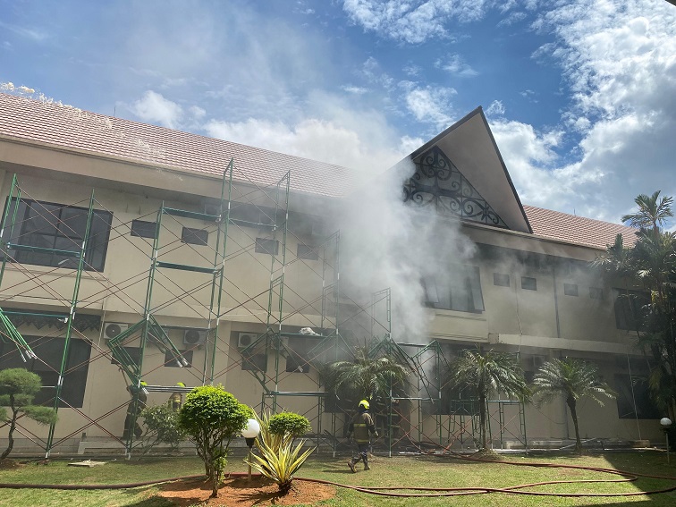 gedung terbakar