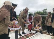 Memaknai Hari Pahlawan, Pjs Bupati Kukar Lakukan Tabur Bunga di Taman Makam Pahlawan Bukit Biru