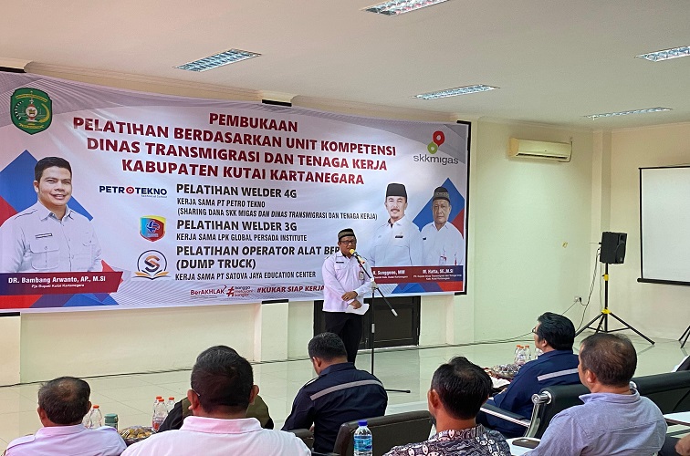 M Hatta saat sampaikan sambutan