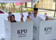Calon Bupati Edi Damansyah Salurkan Hak Suaranya di TPS 22 Kelurahan Timbau