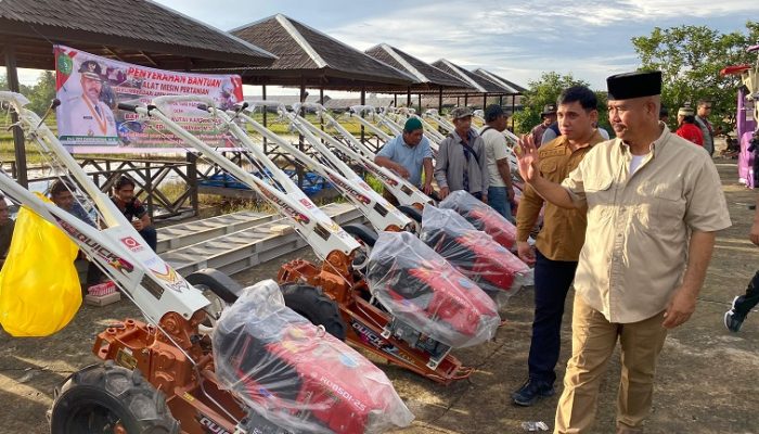 Gapoktan Loa Kulu Terima Bantuan Alsintan
