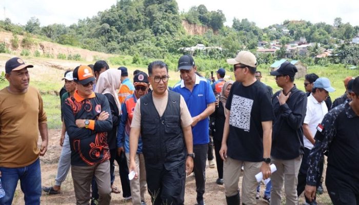 Pj Gubernur Akmal Malik Tinjau Bekas Lokasi Banjir di Jalan Damanhuri