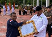 Bupati Edi Serahkan Penghargaan Kepada Desa Berprestasi