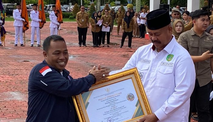 Bupati Edi Serahkan Penghargaan Kepada Desa Berprestasi