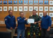 PWI Serahkan Piagam Penghargaan kepada Kodim 0906 Kukar