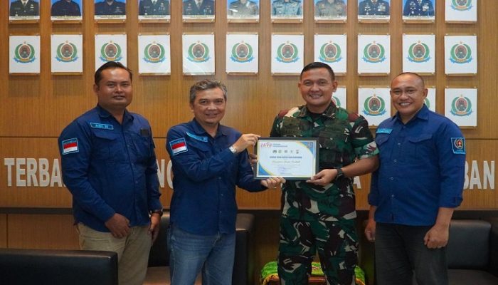 PWI Serahkan Piagam Penghargaan kepada Kodim 0906 Kukar