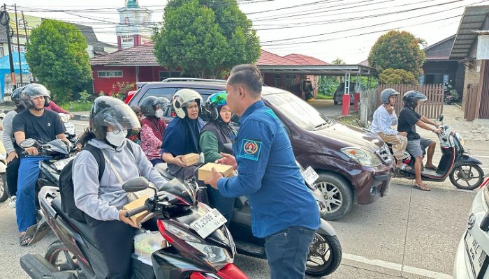 PWI, SMSI dan JMSI Kukar Tebar Kebaikan dengan Membagikan Ratusan Takjil Ramadan