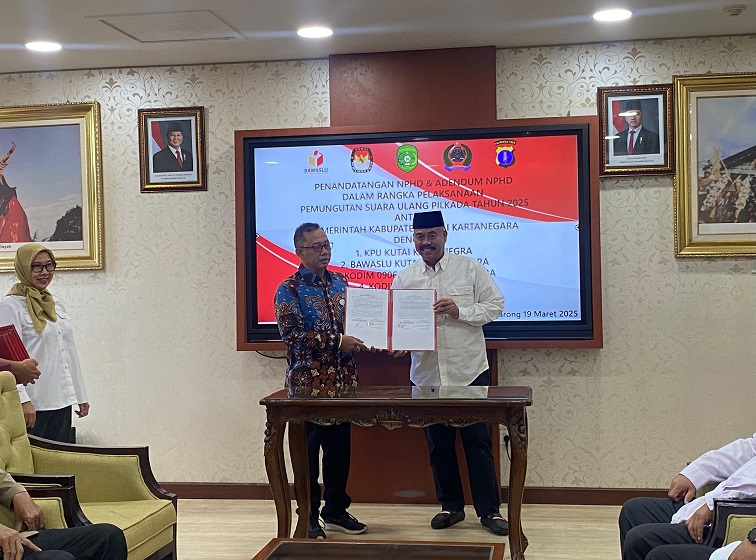 Penandatangan Perjanjian Belanja Hibah Bupati Edi Damansyah