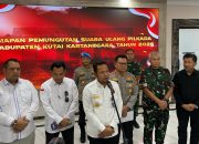 Sekda Kukar Dampingi Gubernur Kaltim Tinjau Kesiapan PSU di Sejumlah TPS