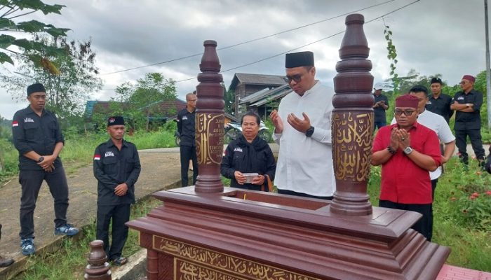 Sebelum Kampanye, Cabup Kukar Aulia Rahman Basri Ziarah ke Makam Dua Tokoh Kukar
