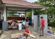 DPMD Kukar Gotong Royong Pindahkan Berkas-Berkas Arsip Yang Masih Tertinggal Di Kantor Lama