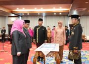 Gubernur Kaltim Lantik 11 Pejabat dan Beri Penghargaan ASN Berprestasi 13 Gubernur Kaltim Lantik 11 Pejabat dan Beri Penghargaan ASN Berprestasi