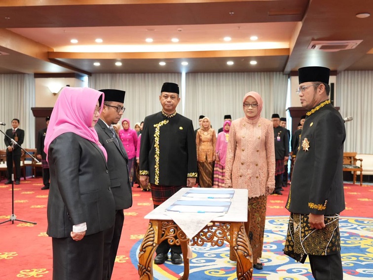 Gubernur Kaltim Lantik 11 Pejabat dan Beri Penghargaan ASN Berprestasi 1 pelantikan