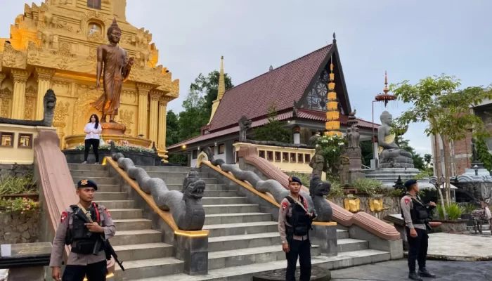 Hari Raya Waisak, Sat Brimob Polda Kaltim Kawal Pelaksanaan Ibadah di Vihara Mahavihara Buddhamanggala Balikpapan
