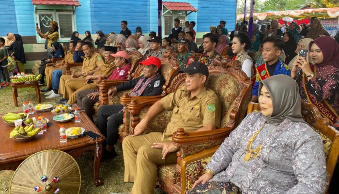 Disdikbud Kukar Berikan Bantuan Fasilitasi Festival Budaya Kampong Seraong Desa Jembayan Tengah