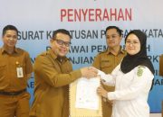 Serahkan Secara Simbolis SK PPPK, Arianto : Tingkatkan Etos Kerja dan Jaga Kualitas Layanan