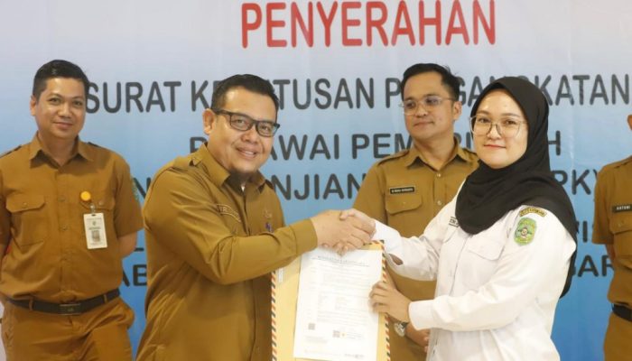 Serahkan Secara Simbolis SK PPPK, Arianto : Tingkatkan Etos Kerja dan Jaga Kualitas Layanan