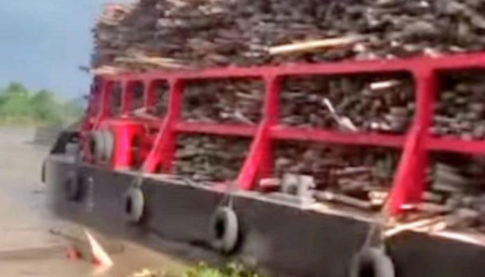 Kapal Tongkang Hilang Kendali, Rumah Warga di Sebulu Ilir Rusak Parah