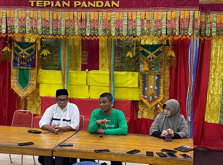 Plt. Kabid Pendidikan SMP Disdikbud Kukar bersama Coach Google dan Kepala Sekolah SMPN 7 Muara Kaman
