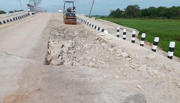 Oprit Jembatan Oloy Terjadi Penurunan, Kontraktor Lakukan Perbaikan
