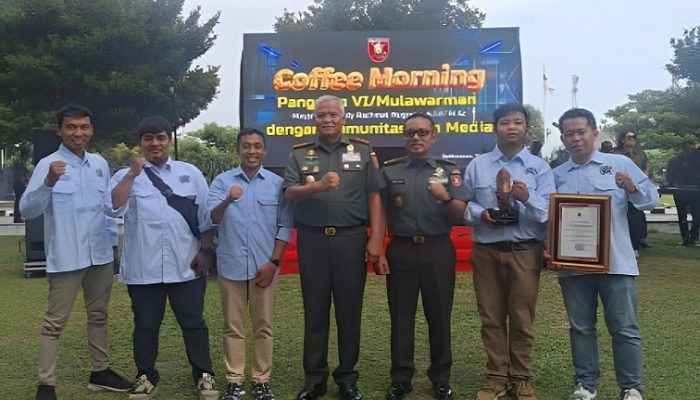 Kodam VI/Mulawarman Anugerahkan Penghargaan kepada PWI Balikpapan di HUT ke-67