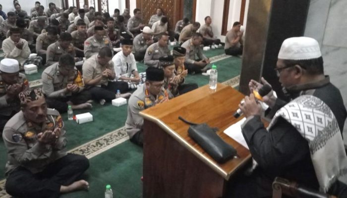 Polresta Balikpapan Gelar Sholat Subuh Bersama dan Tausiah Peringati Maulid Nabi Muhammad SAW