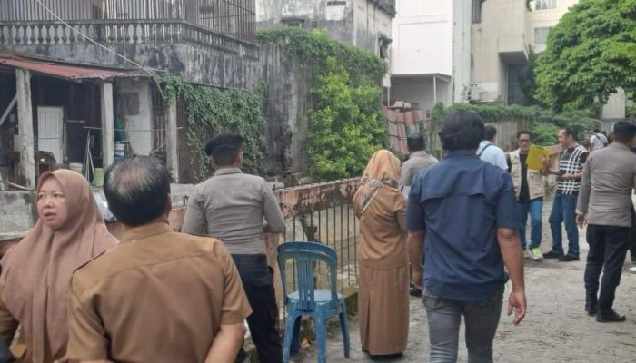 Polisi dan Warga Sigap Tangani Penemuan Orok Bayi di Sungai Klandasan