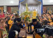 Upacara Mendirikan Tiang Ayu Tandai Dimulainya Erau 2025 di Kutai Kartanegara