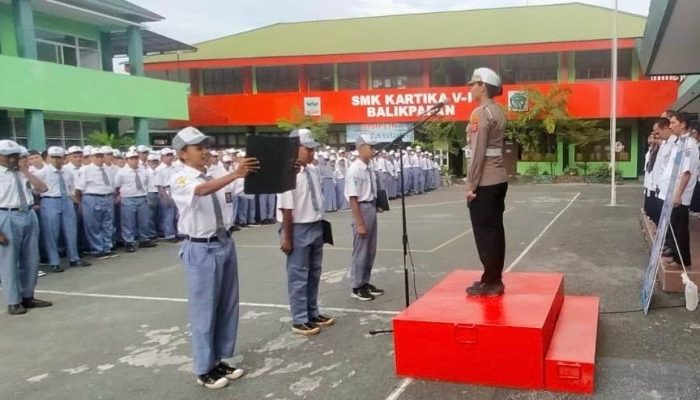Polantas Balikpapan Sapa Pelajar SMK Kartika V-1 Lewat Program Police Go to School